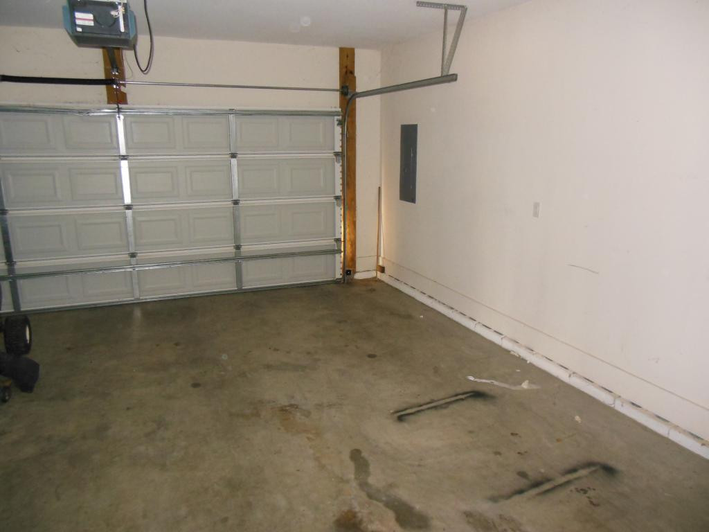 271 Rockingham Meadows Drive Johnson City, TN 37615 - Photo 18 of 20 Garage