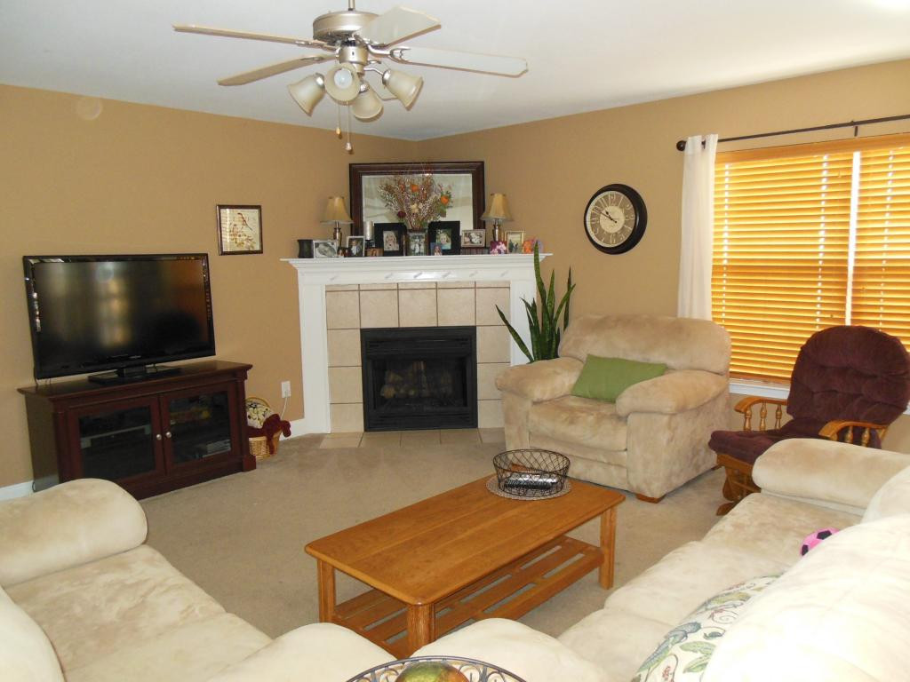 271 Rockingham Meadows Drive Johnson City, TN 37615 - Photo 3 of 20 Living Room
