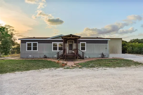 a view of a house with backyard