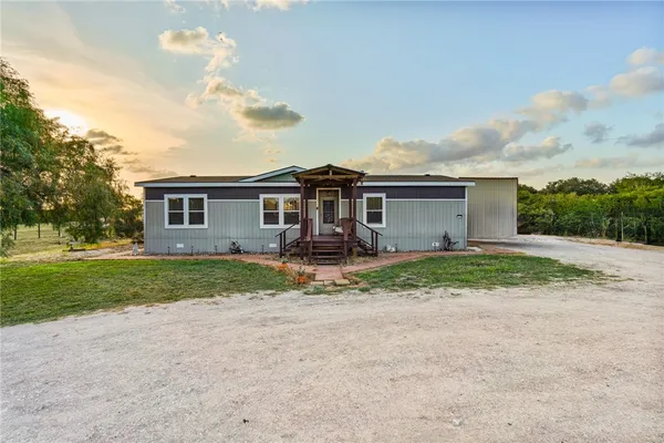 a view of a house with backyard and garden