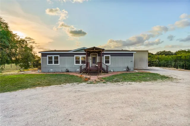a view of a house with backyard and garden