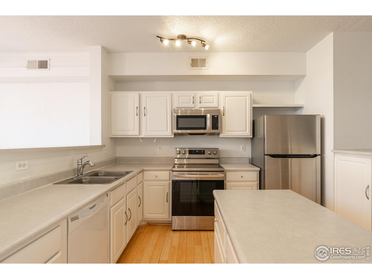1855 Spaulding Circle Superior, CO 80027 - Photo 6 of 32 a kitchen with a sink a stove and refrigerator
