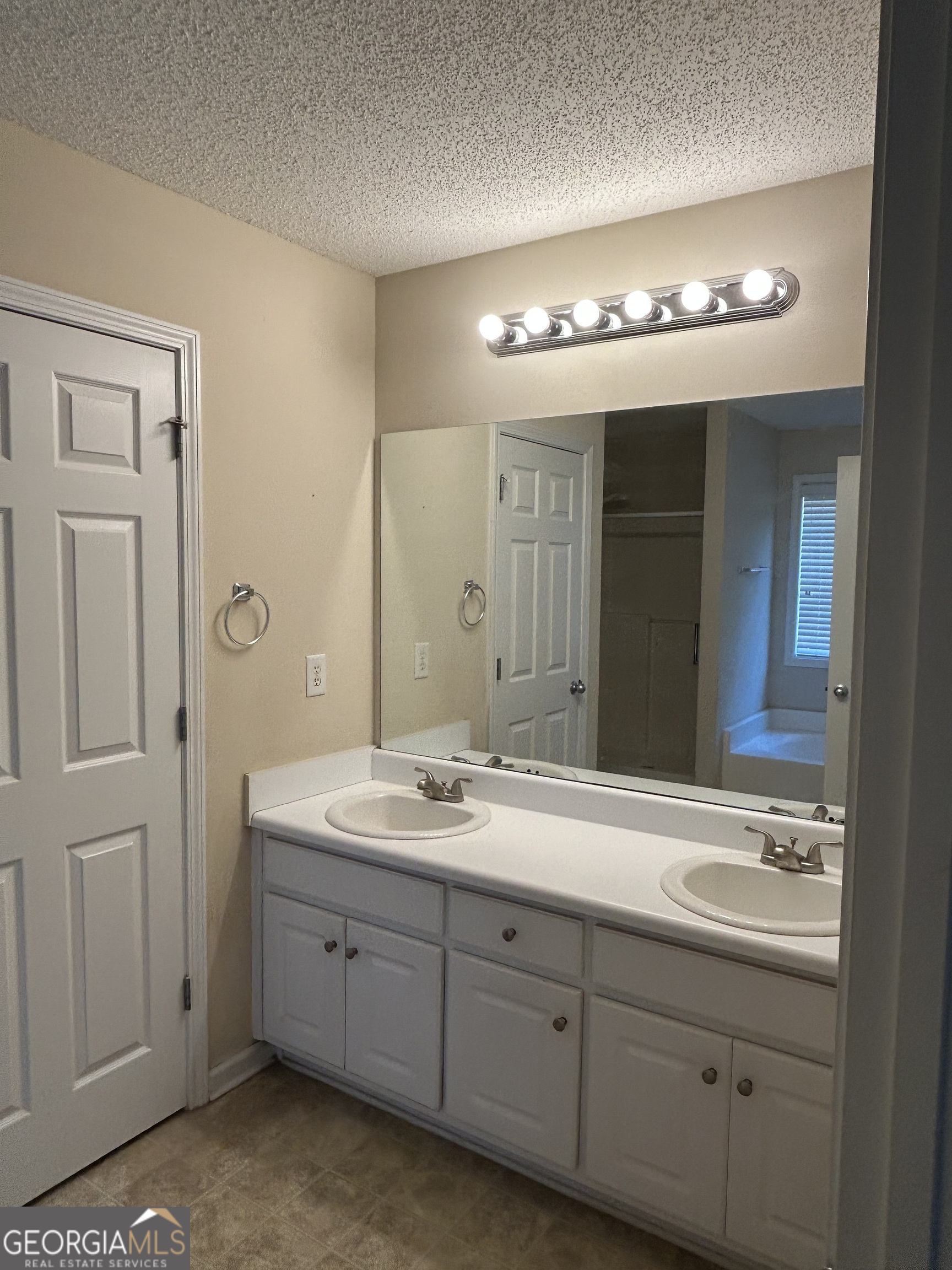 28 Pinewood Circle Colbert, GA 30628 - Photo 21 of 44 a spacious bathroom with double sink a mirror and a light fixture
