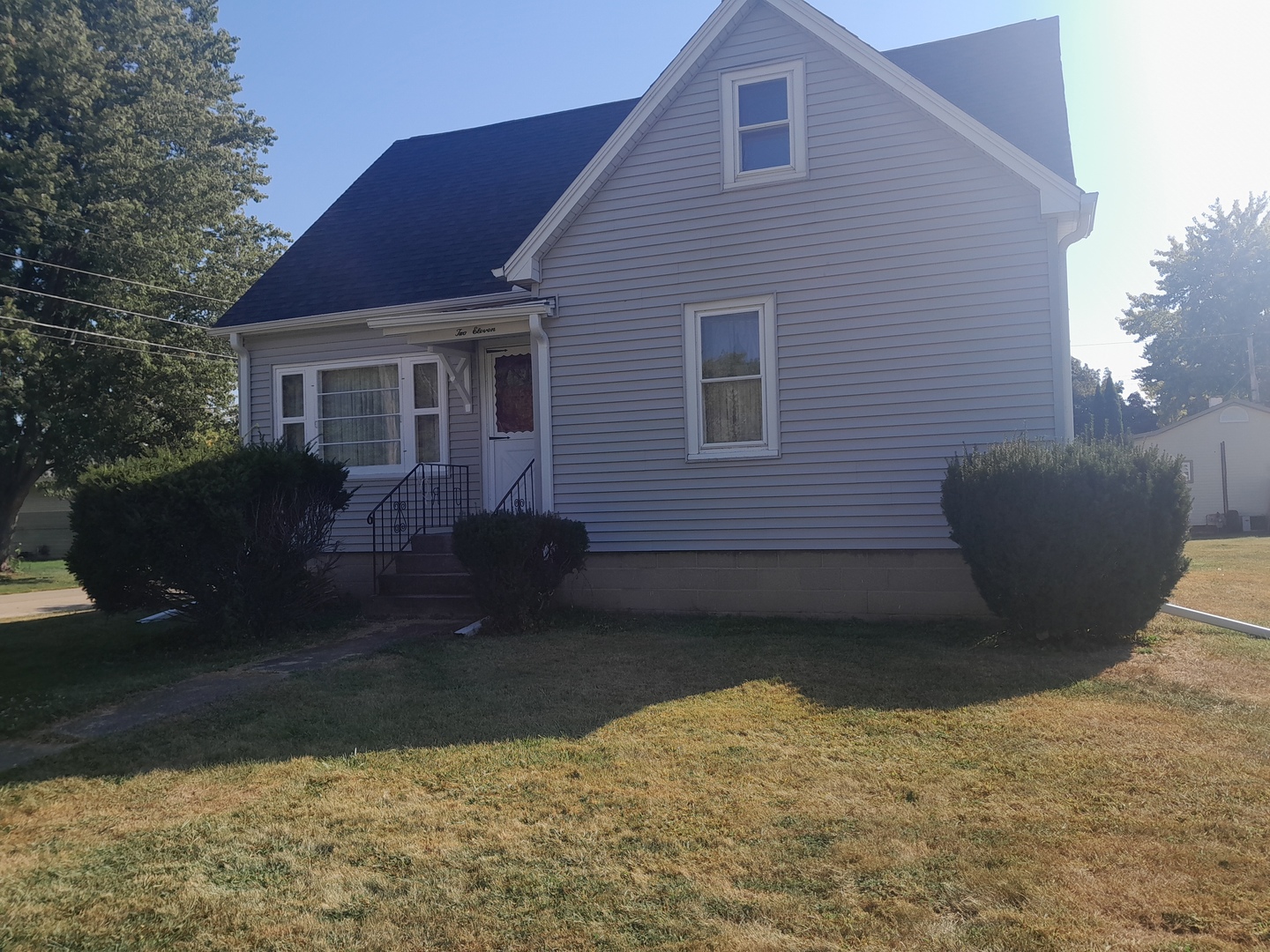 211 4th Avenue Mendota, IL 61342 - Photo 1 of 25 a front view of a house with yard