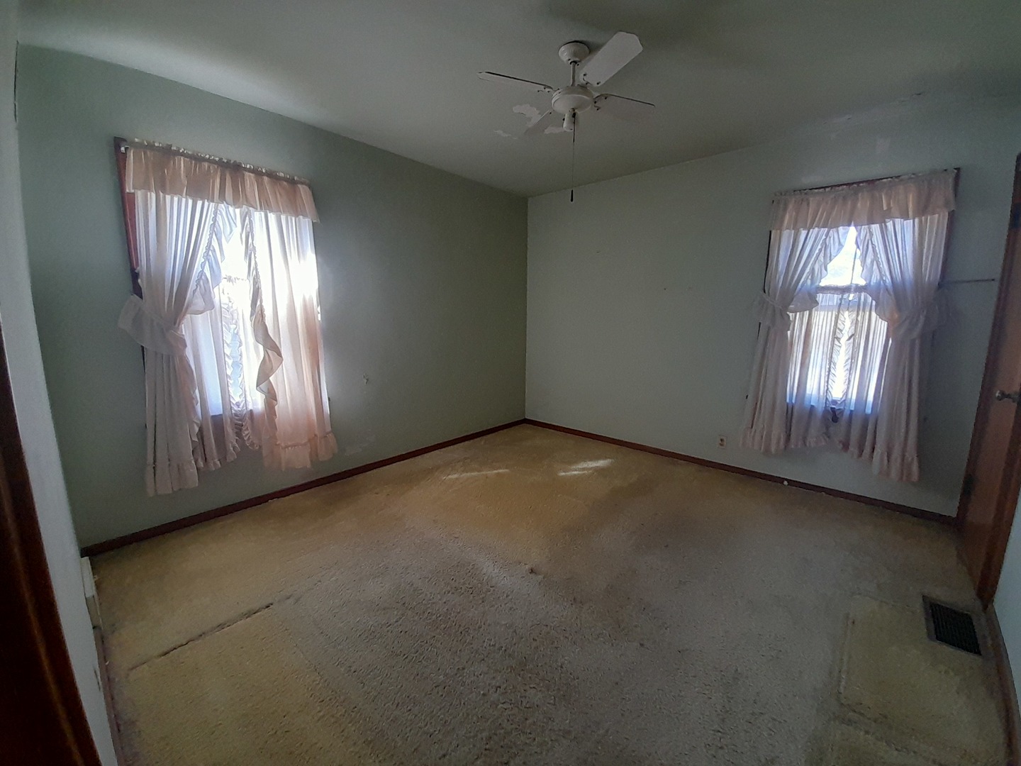 211 4th Avenue Mendota, IL 61342 - Photo 15 of 25 a view of an empty room with a window