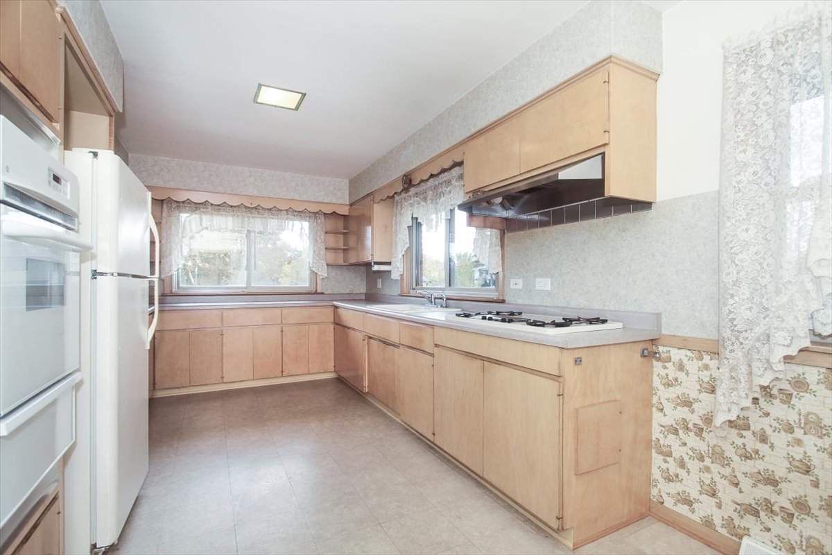1420 Indian Hill Drive Schaumburg, IL 60193 - Photo 14 of 33 a kitchen with granite countertop cabinets and white appliances