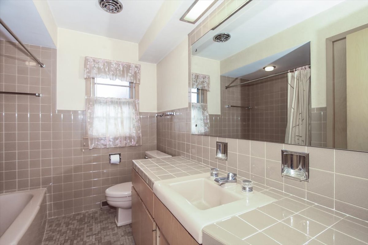 1420 Indian Hill Drive Schaumburg, IL 60193 - Photo 15 of 33 a bathroom with a sink toilet and shower