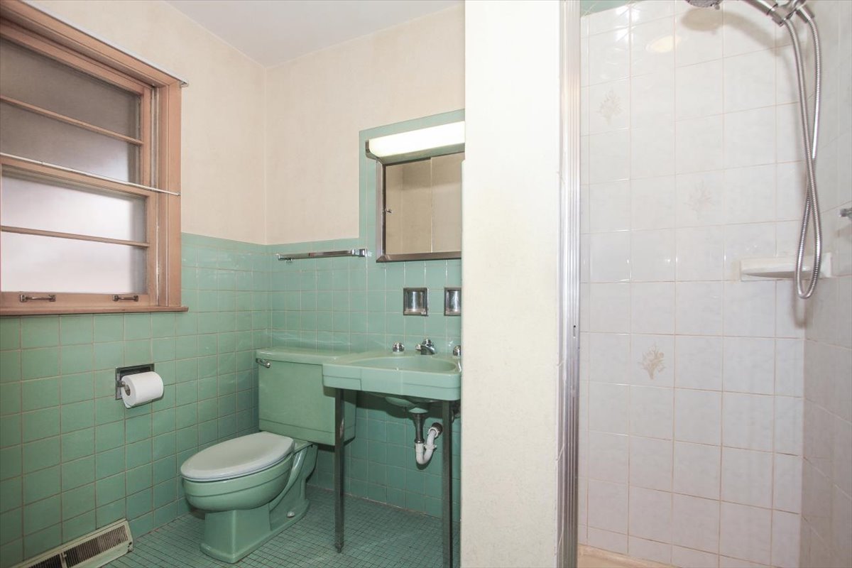 1420 Indian Hill Drive Schaumburg, IL 60193 - Photo 20 of 33 a bathroom with a toilet sink and mirror