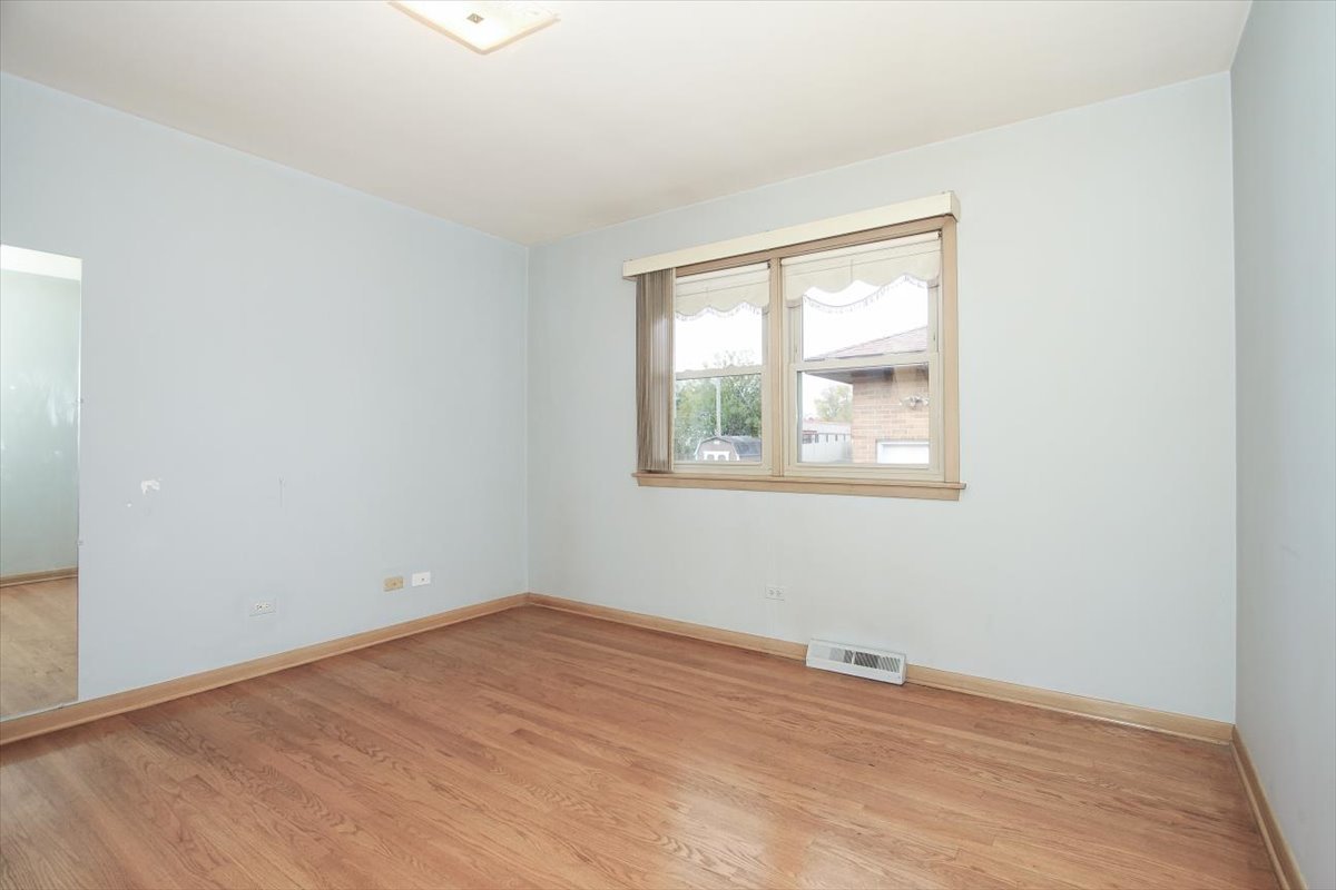 1420 Indian Hill Drive Schaumburg, IL 60193 - Photo 21 of 33 an empty room with a window