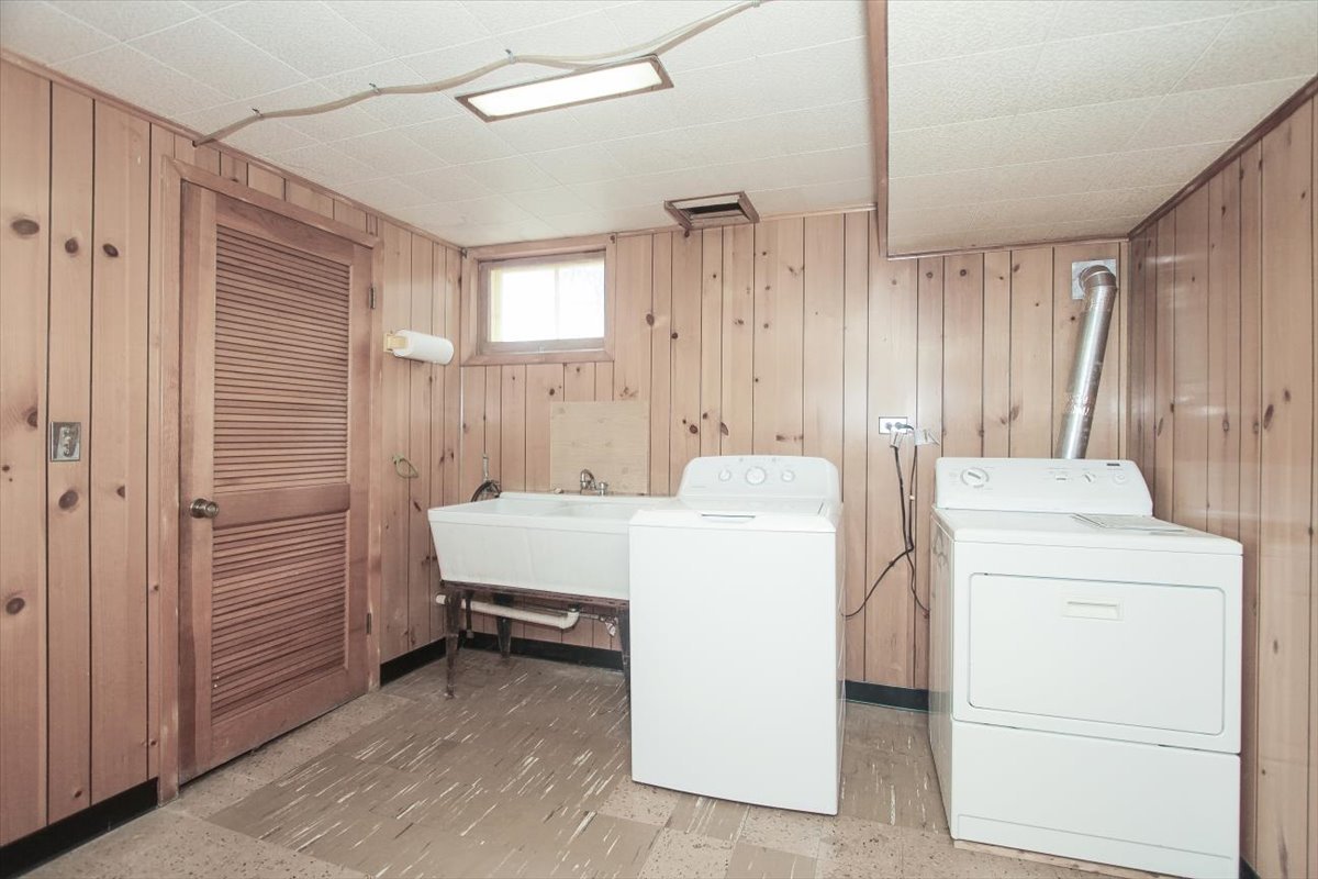 1420 Indian Hill Drive Schaumburg, IL 60193 - Photo 26 of 33 a view of utility room with washer and dryer