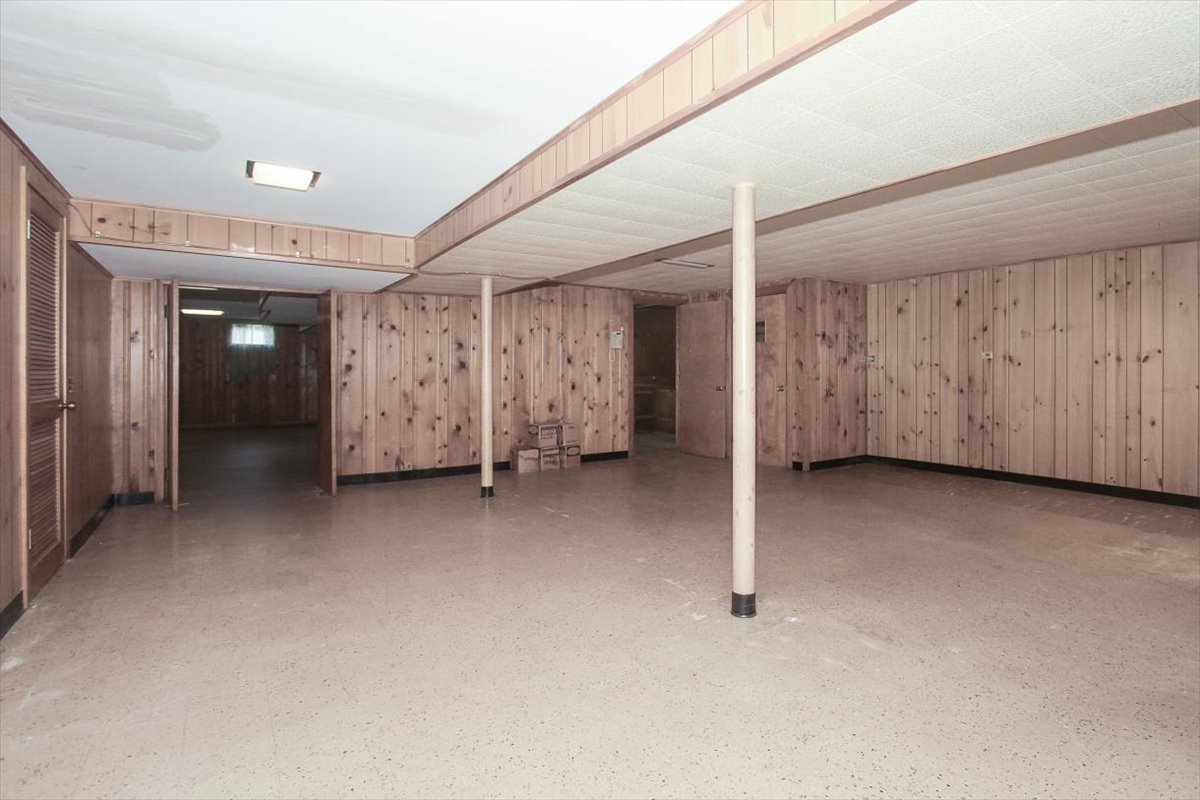 1420 Indian Hill Drive Schaumburg, IL 60193 - Photo 28 of 33 a view of a livingroom with closet