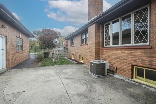 $490,000 | 1420 Indian Hill Drive, Schaumburg, IL 60193