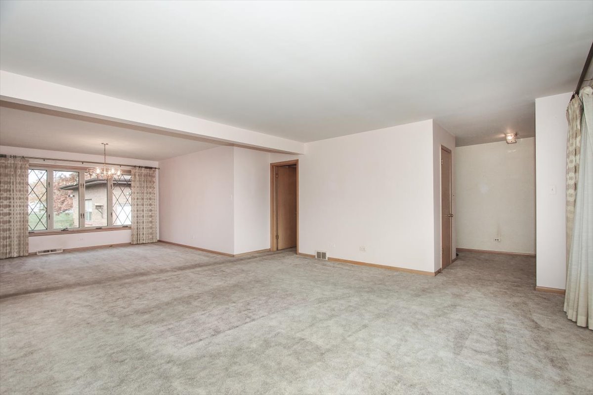 1420 Indian Hill Drive Schaumburg, IL 60193 - Photo 4 of 33 a view of an empty room with a window