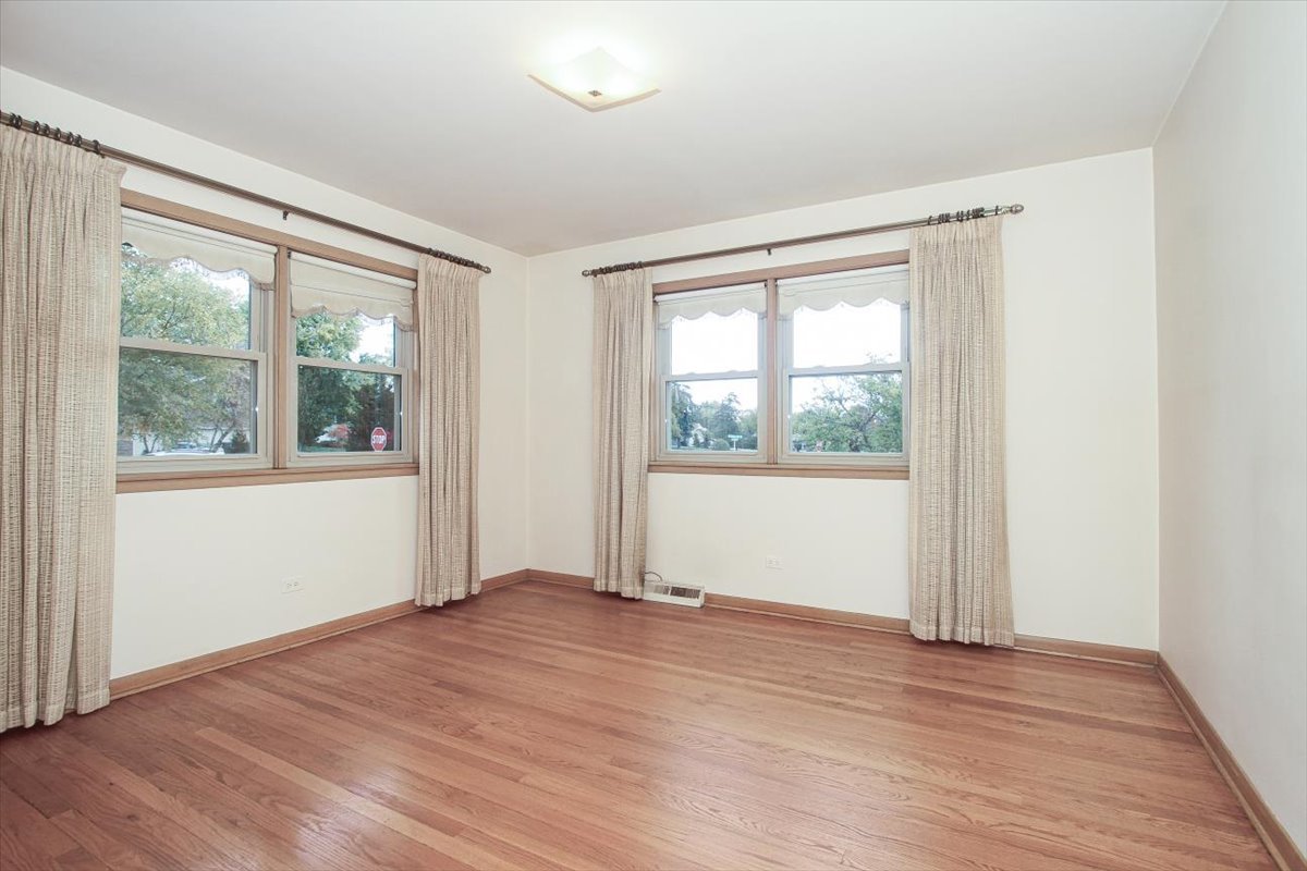 1420 Indian Hill Drive Schaumburg, IL 60193 - Photo 6 of 33 an empty room with wooden floor and windows