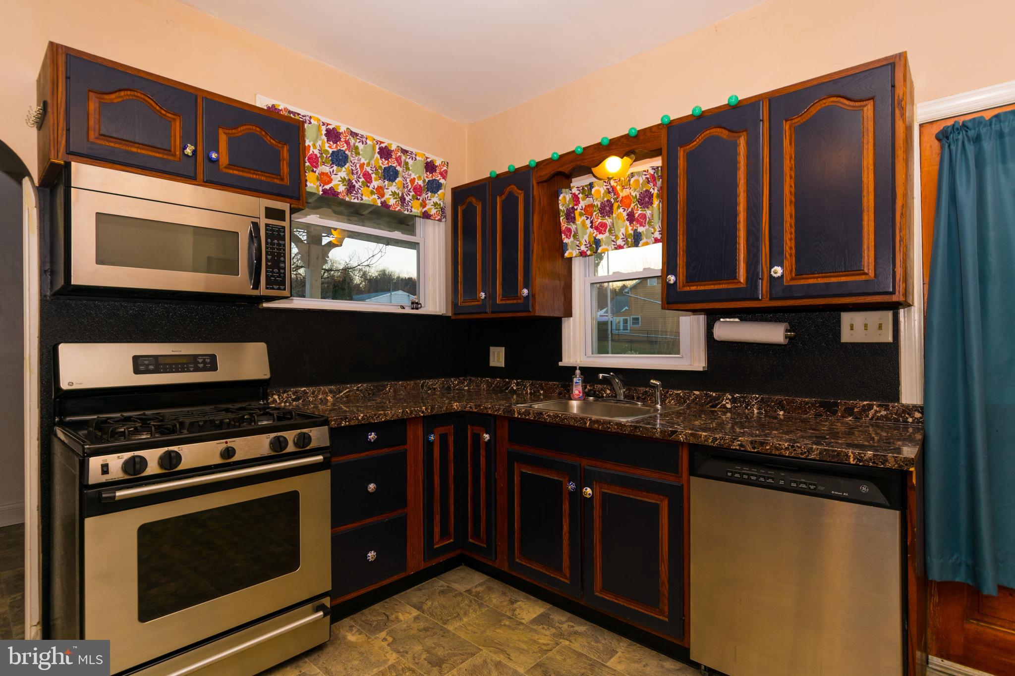 608 Mountain View Road Reading, PA 19607 - Photo 4 of 13