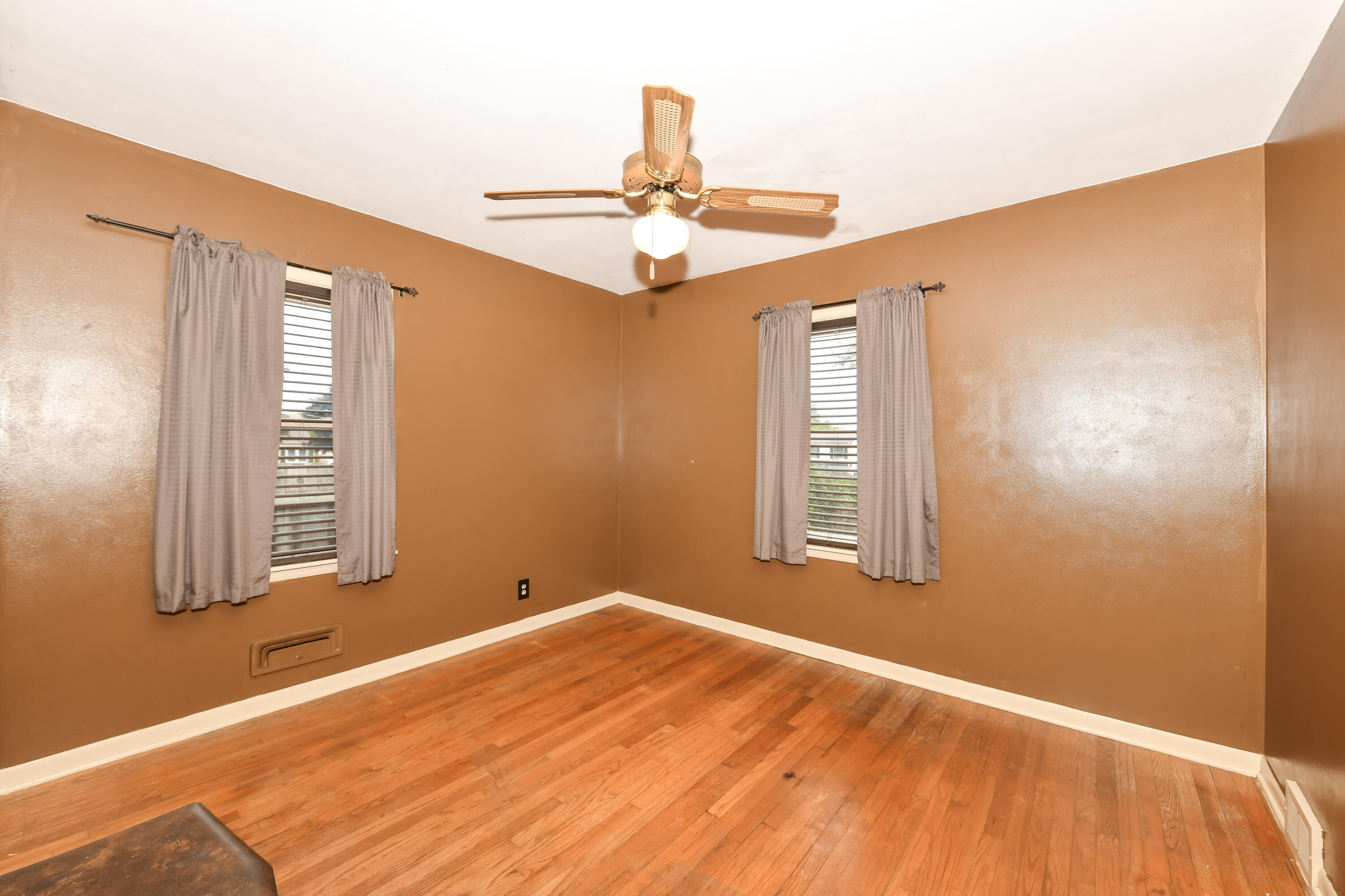 1509 Illinois Street Racine, WI 53405 - Photo 13 of 35 Master