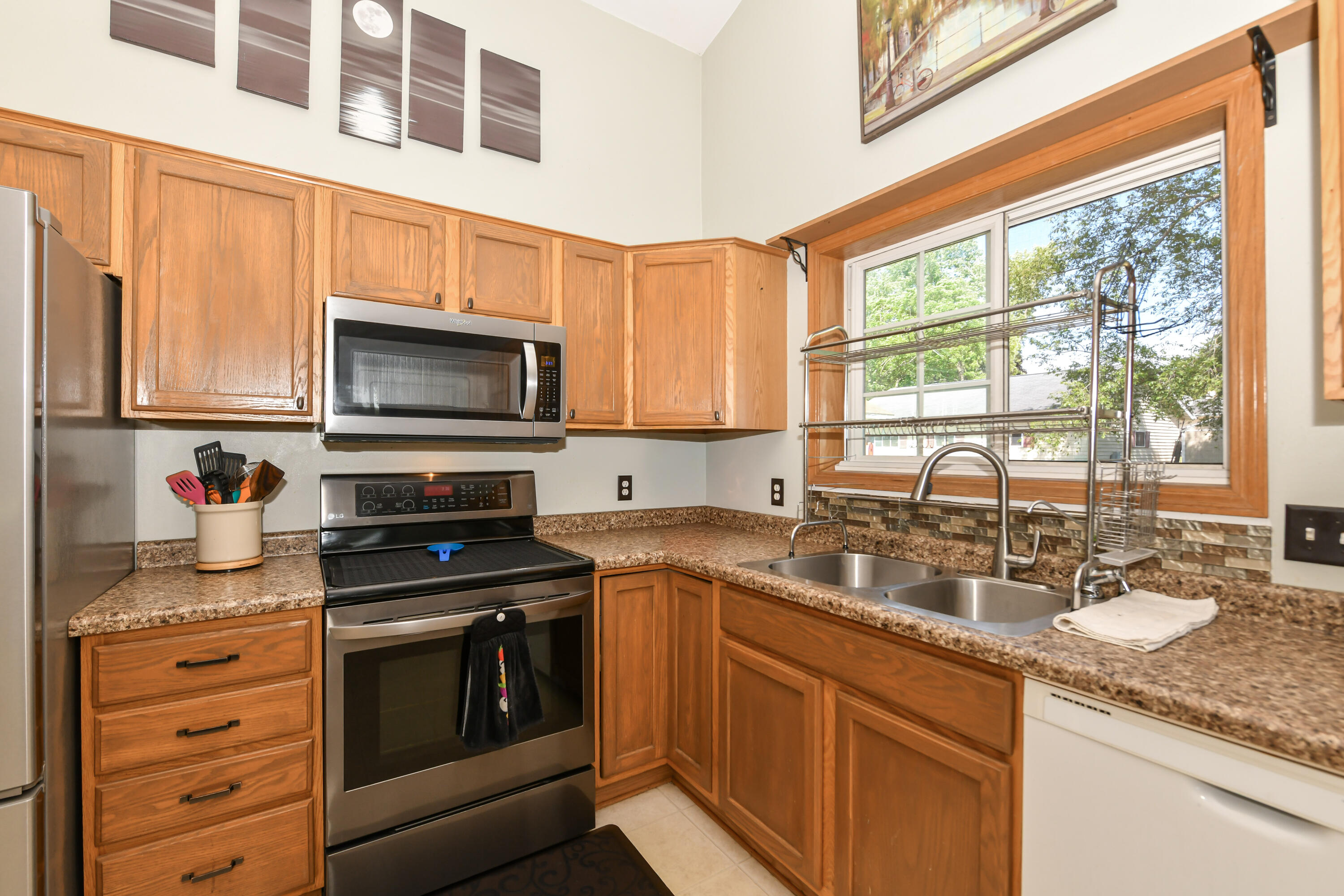 607 Stephanie Street Rochester, WI 53105 - Photo 9 of 25 Kitchen