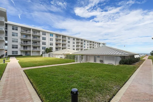 a view of house with a yard