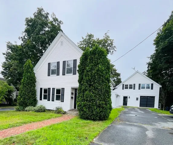 a view of house with a yard
