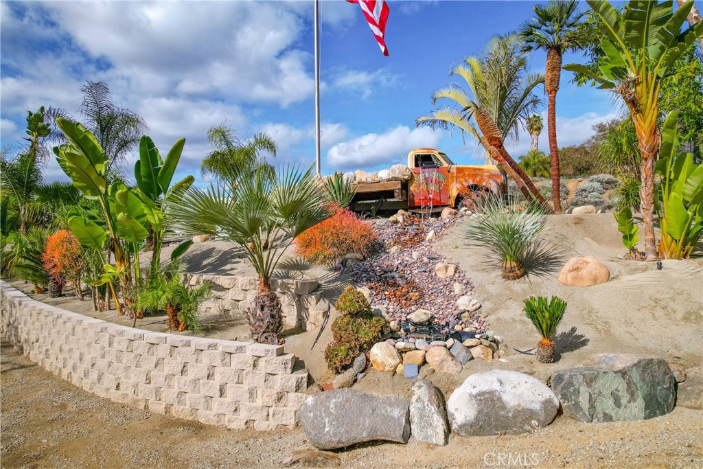 20950 Claire Road Perris, CA 92570 - Photo 58 of 74 a vase of flowers sitting on a table