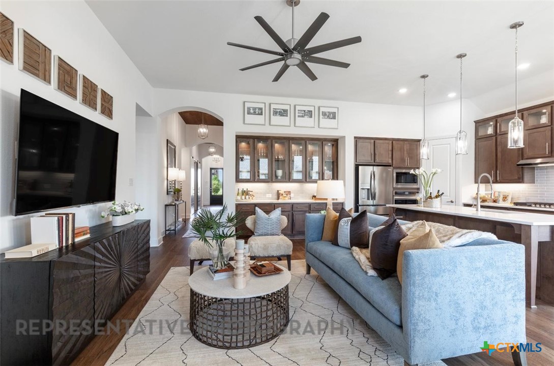 255 White Oak Castroville, TX 78009 - Photo 3 of 46 Family Room