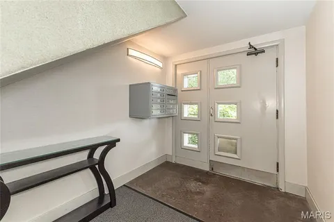 $190,000 | 5 Delcrest Court, Unit 204, University City, MO 63124