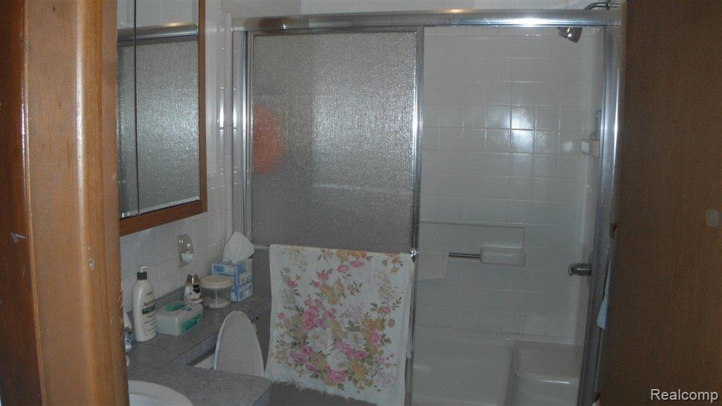 31501 Ecorse Road Romulus, MI 48174 - Photo 7 of 14 Bath 1.JPG