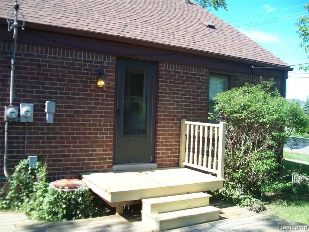 309 Elizabeth Lake Road Pontiac, MI 48341 - Photo 5 of 20 BACK PORCH.JPG