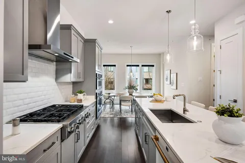 $1,095,000 | 2822 Telek Place, Alexandria, VA 22314