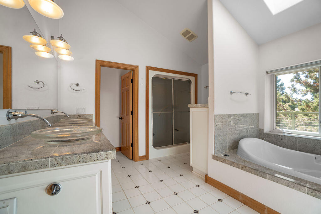 1633 Southeast Virginia Road Bend, OR 97702 - Photo 26 of 58 DSC05488