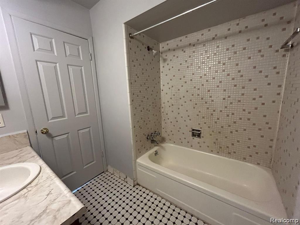 16480 East 9 Mile Road, Unit 201 Eastpointe, MI 48021 - Photo 8 of 13