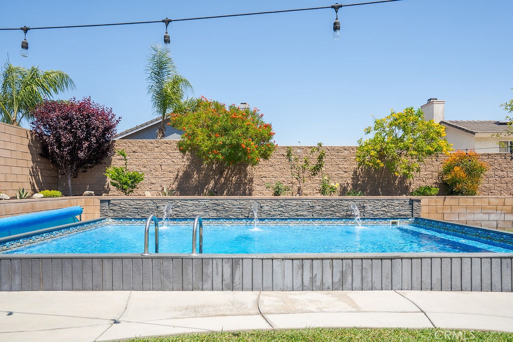 829 South Pine Avenue Rialto, CA 92376 - Photo 19 of 48 3-5 foot deep pool that slopes downward gradually