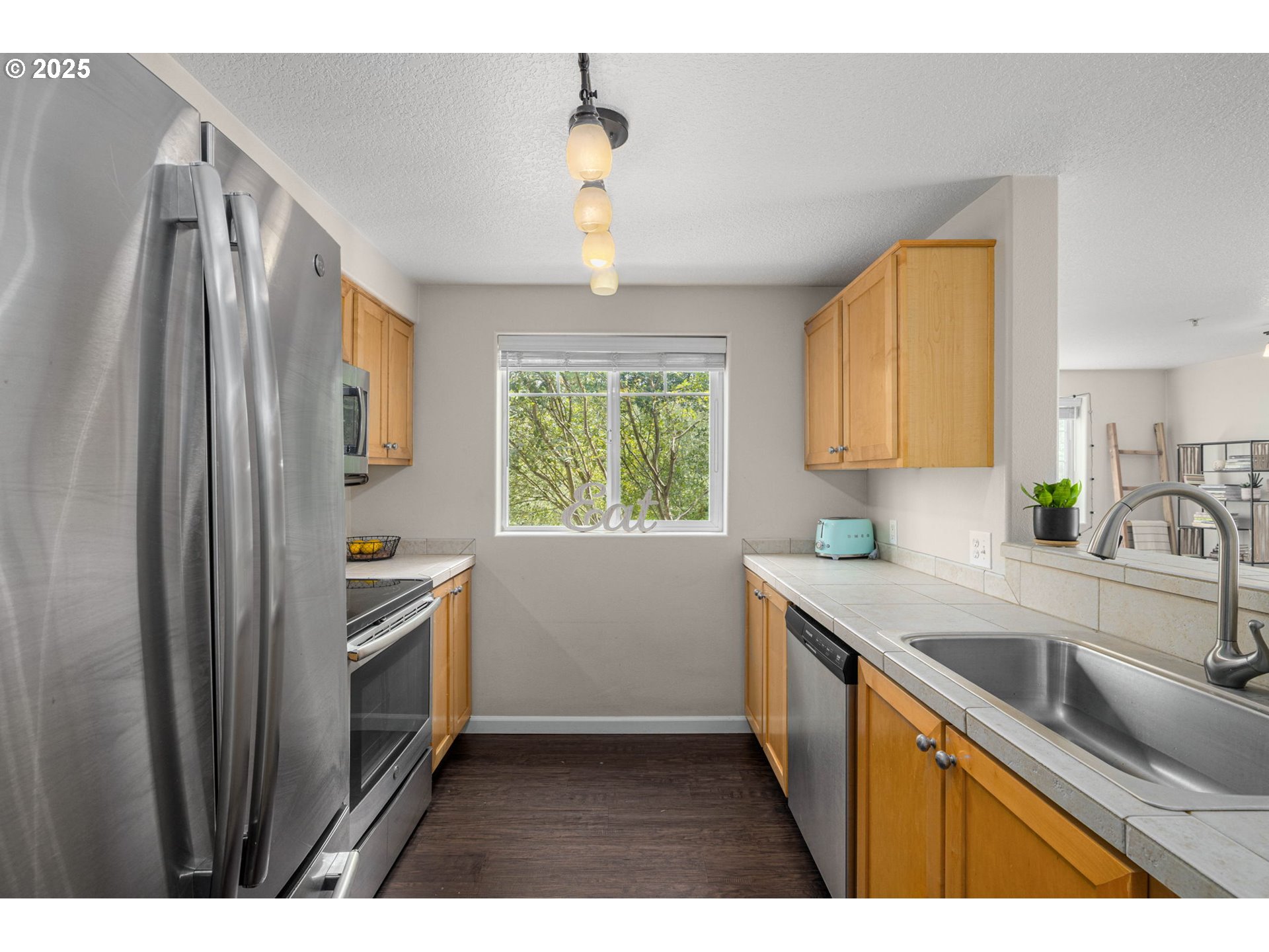 780 Northwest 185th Avenue, Unit 207 Beaverton, OR 97006 - Photo 12 of 29 a kitchen with stainless steel appliances granite countertop a sink stove and refrigerator