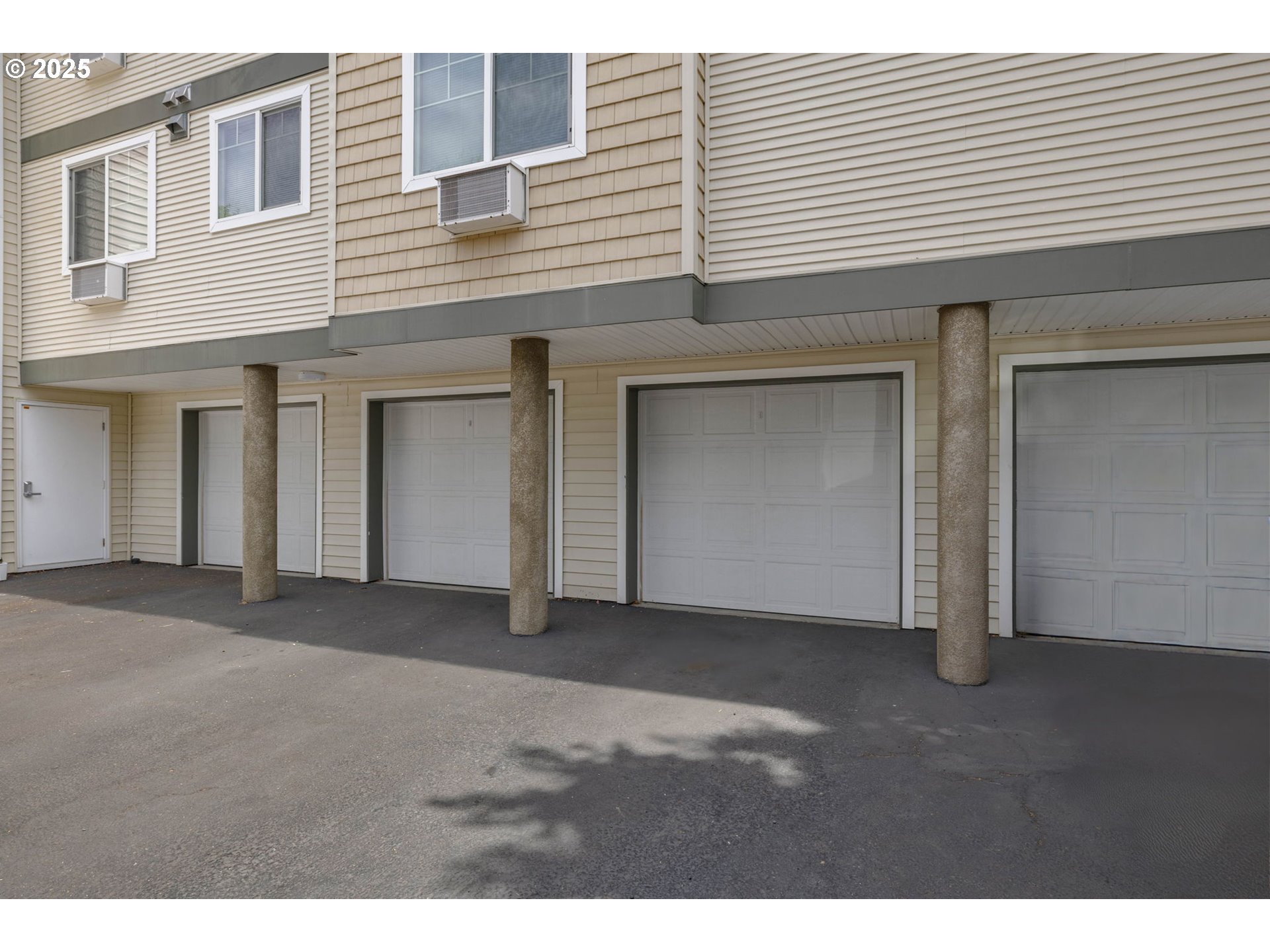 780 Northwest 185th Avenue, Unit 207 Beaverton, OR 97006 - Photo 28 of 29 a view of a house with backyard and garage
