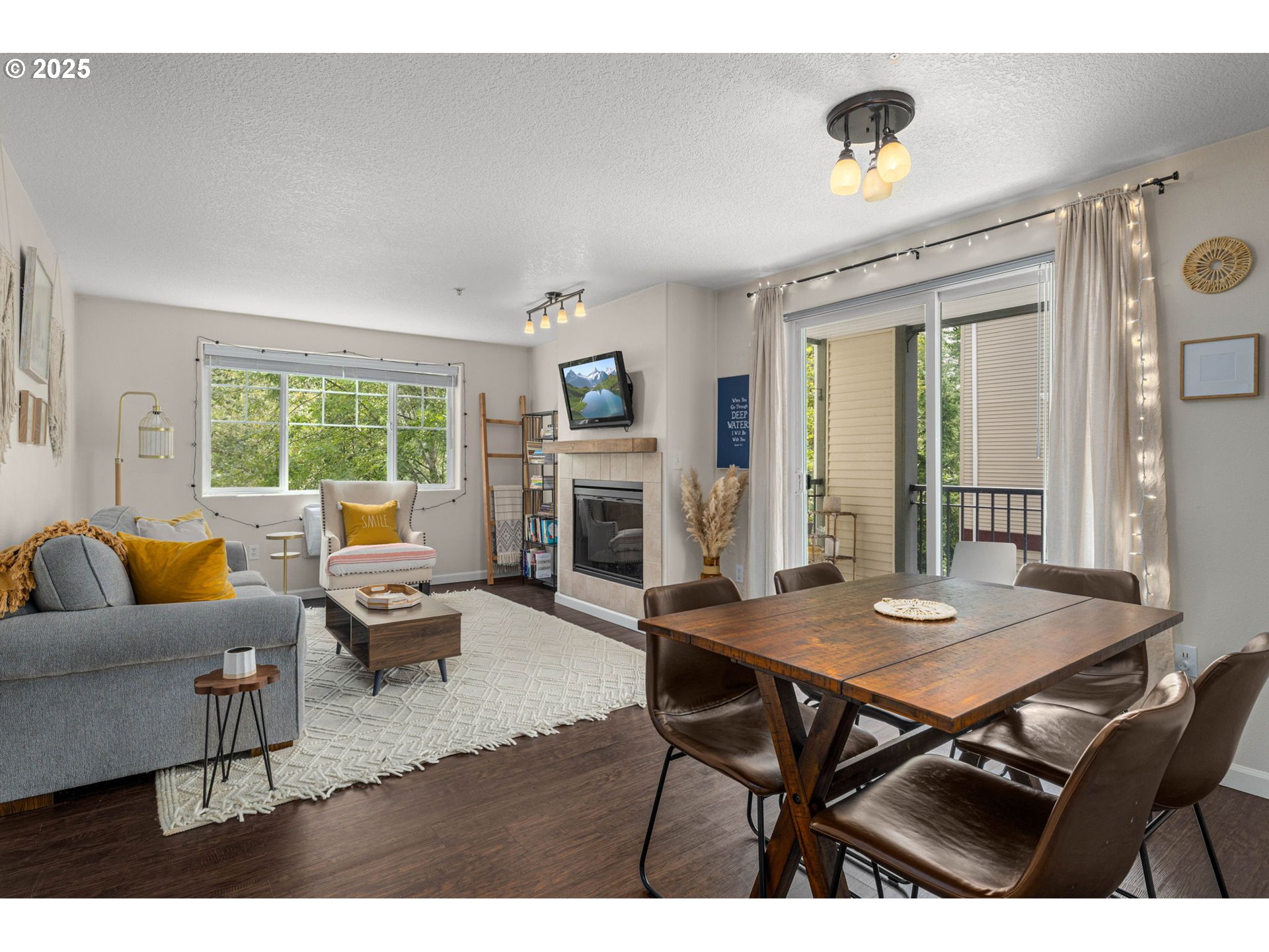 780 Northwest 185th Avenue, Unit 207 Beaverton, OR 97006 - Photo 4 of 29 a view of a livingroom with furniture and a table