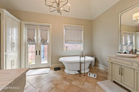 $975,000 | 100 Emily Circle, Lafayette, LA 70508