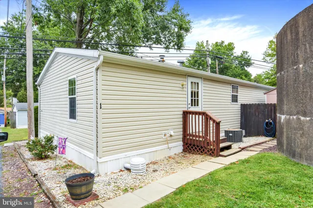 a view of a back yard of the house