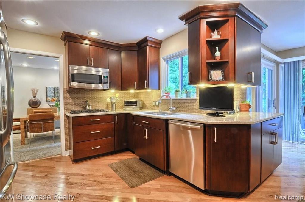 30654 High Valley Road Farmington Hills, MI 48331 - Photo 5 of 43