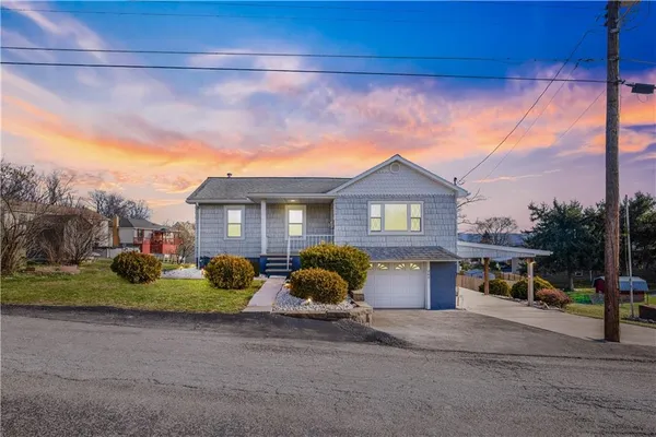 a view of a house with a yard
