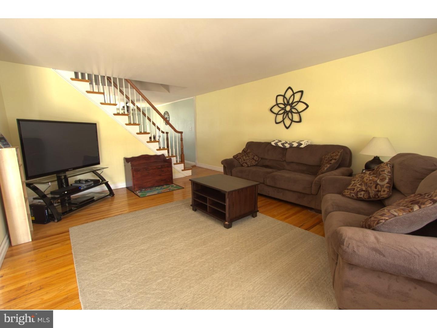 3854 Salina Road Philadelphia, PA 19154 - Photo 3 of 20 Family Room