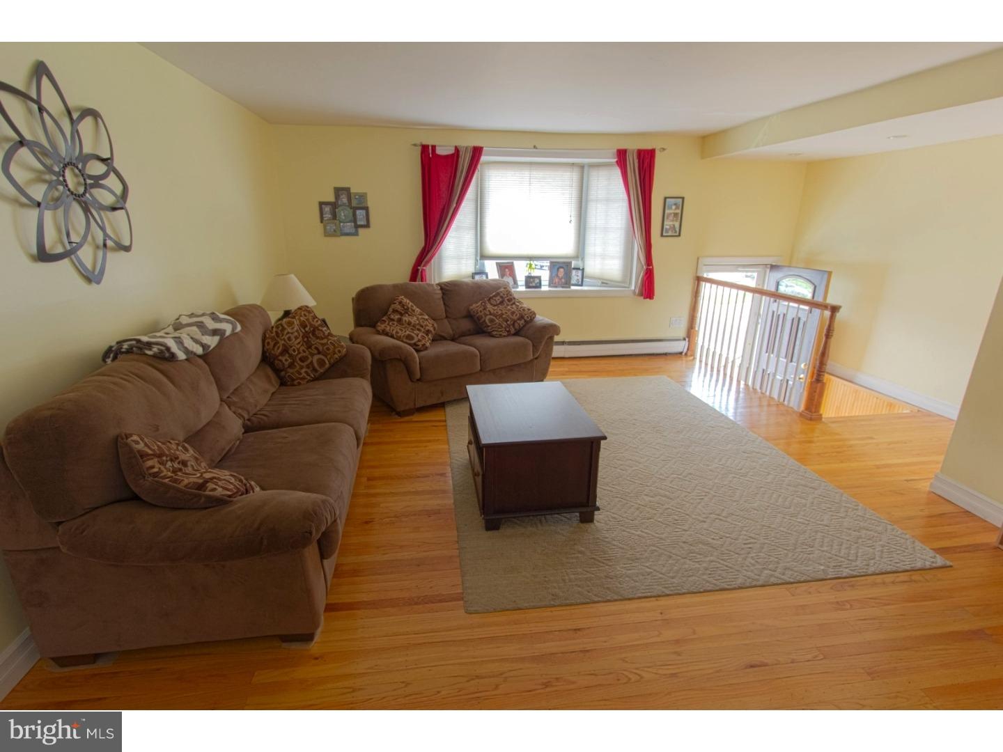 3854 Salina Road Philadelphia, PA 19154 - Photo 4 of 20 Family Room