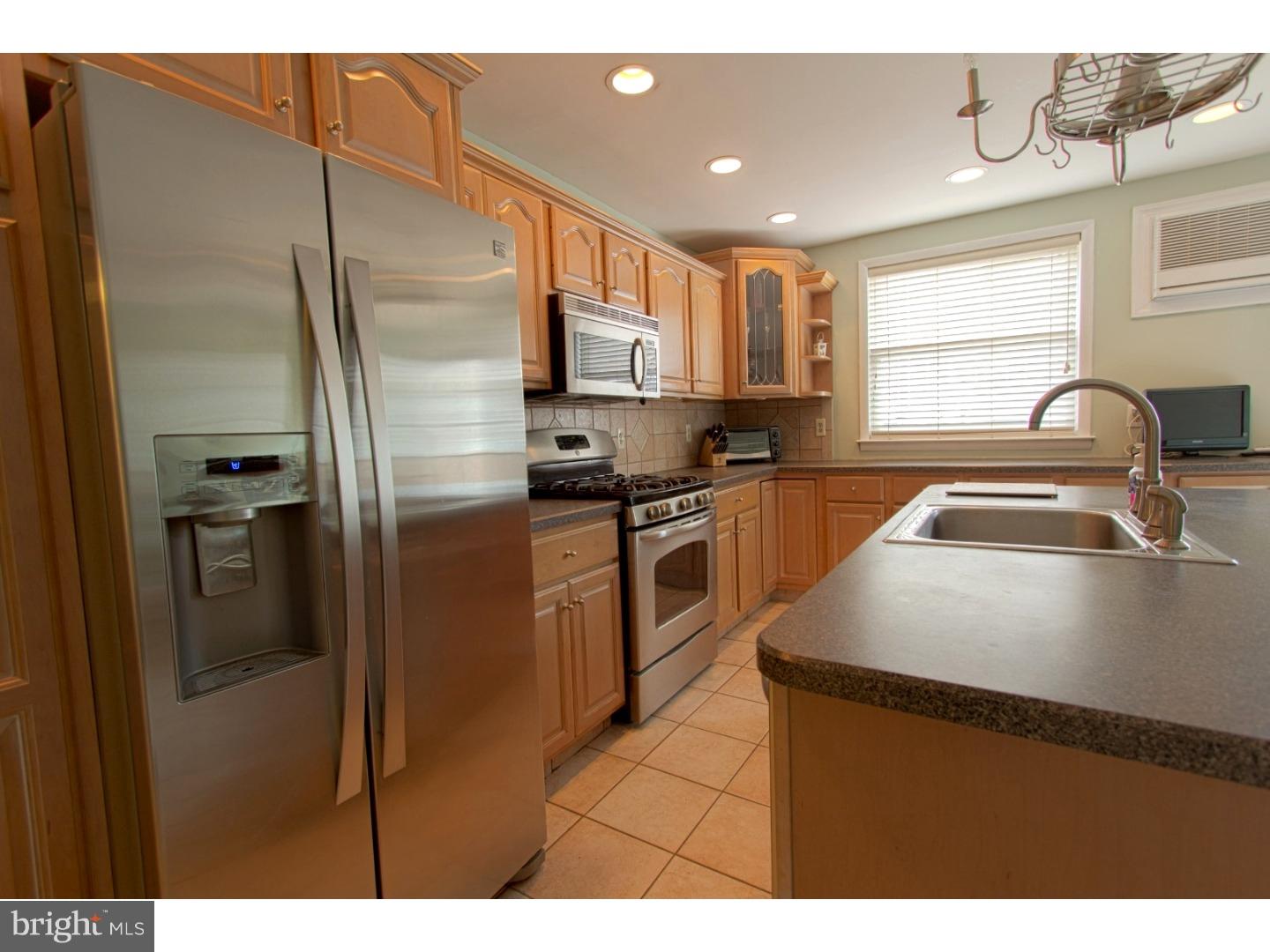 3854 Salina Road Philadelphia, PA 19154 - Photo 8 of 20 Kitchen