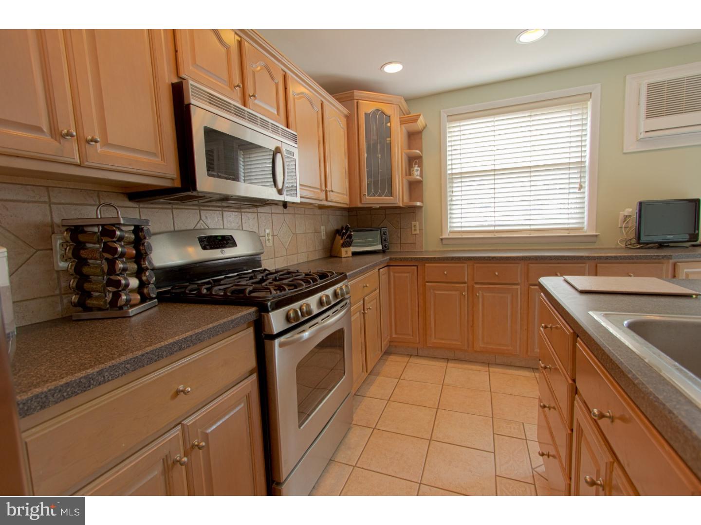3854 Salina Road Philadelphia, PA 19154 - Photo 10 of 20 Kitchen