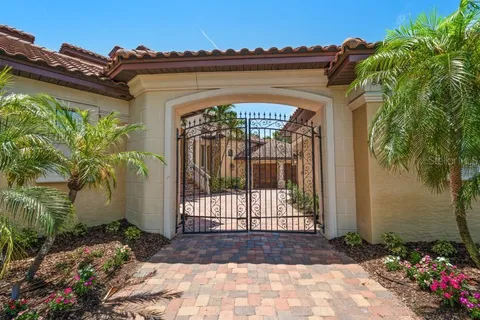 a view of entryway with a flower garden