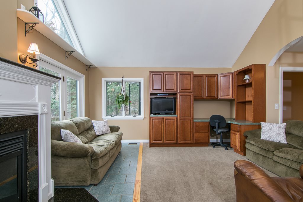 2246 Governor Chittenden Road Williston, VT 05495 - Photo 4 of 40