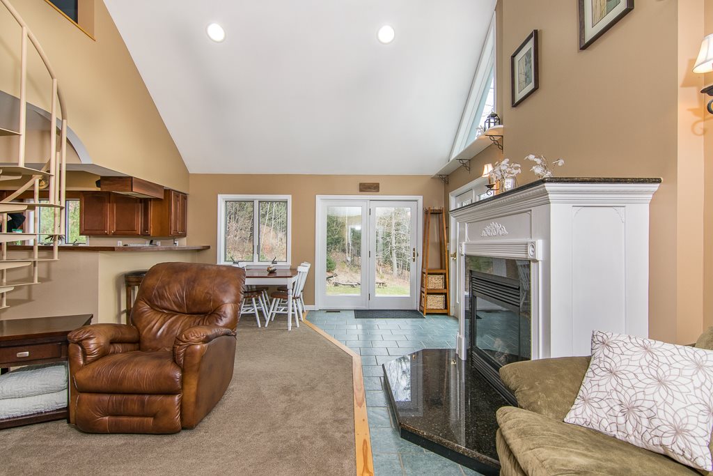2246 Governor Chittenden Road Williston, VT 05495 - Photo 6 of 40