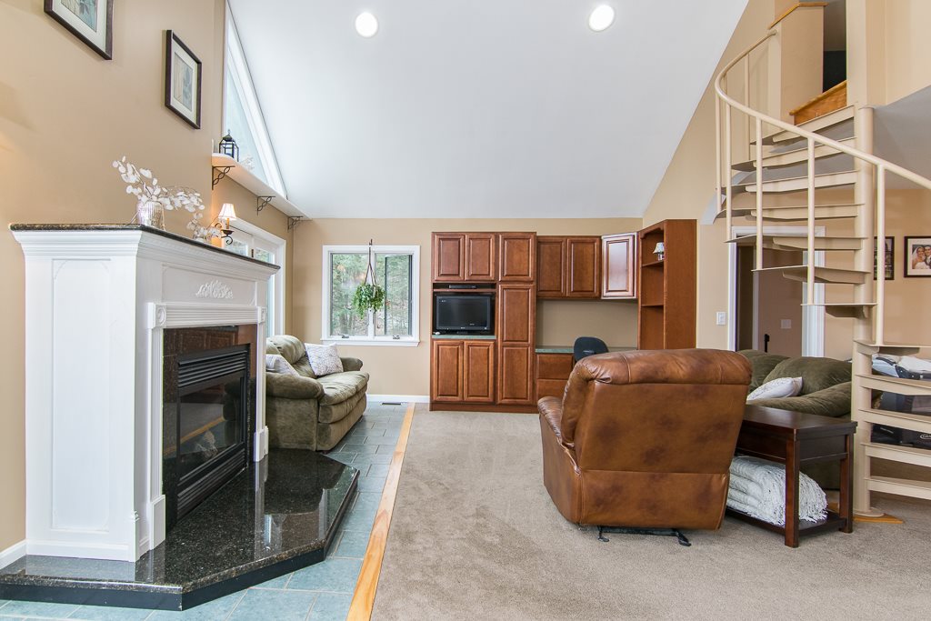 2246 Governor Chittenden Road Williston, VT 05495 - Photo 7 of 40