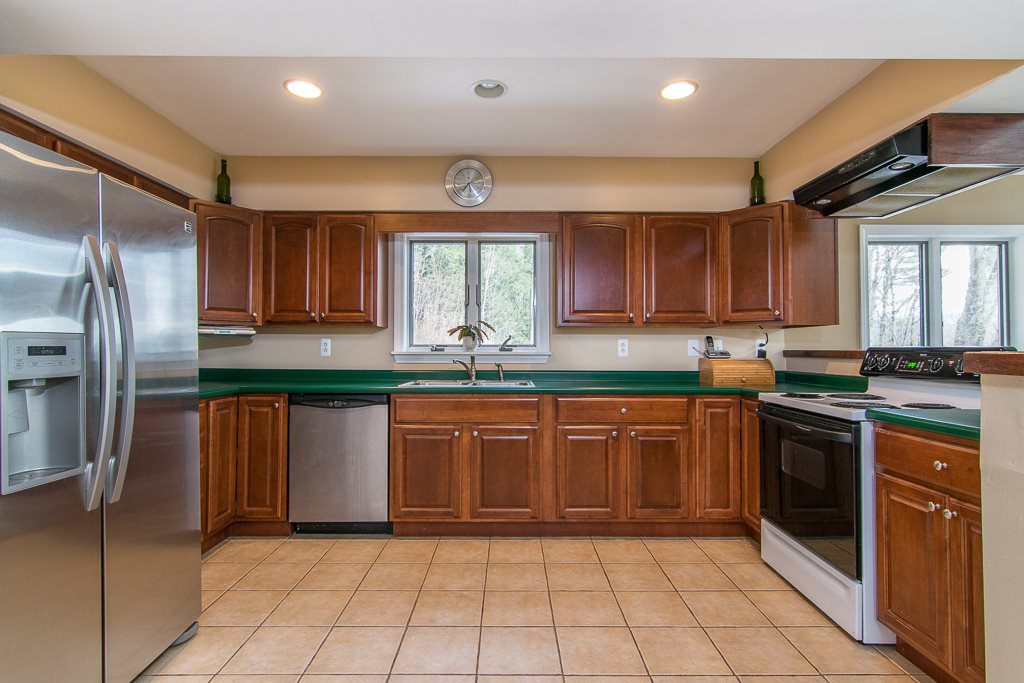 2246 Governor Chittenden Road Williston, VT 05495 - Photo 8 of 40