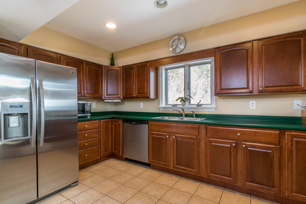 2246 Governor Chittenden Road Williston, VT 05495 - Photo 9 of 40