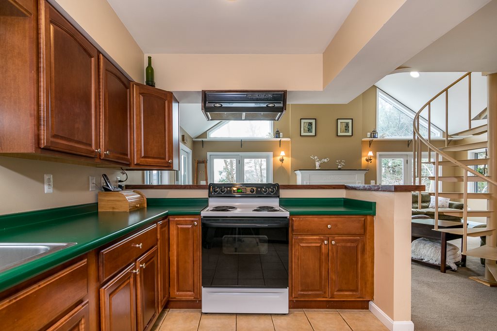 2246 Governor Chittenden Road Williston, VT 05495 - Photo 10 of 40